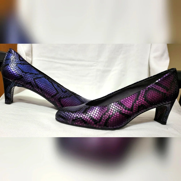 Stuart Weitzman Womens‎ Iridescent Purple Snake Print Leather Heels 9.5N NWOB - Picture 15 of 15